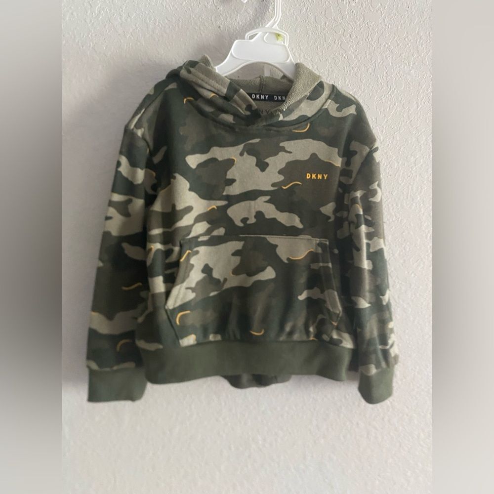 DKNY NWT Boy Green Camouflage Hoodie & Shorts Set 2-piece Size 4 Casual Comfy